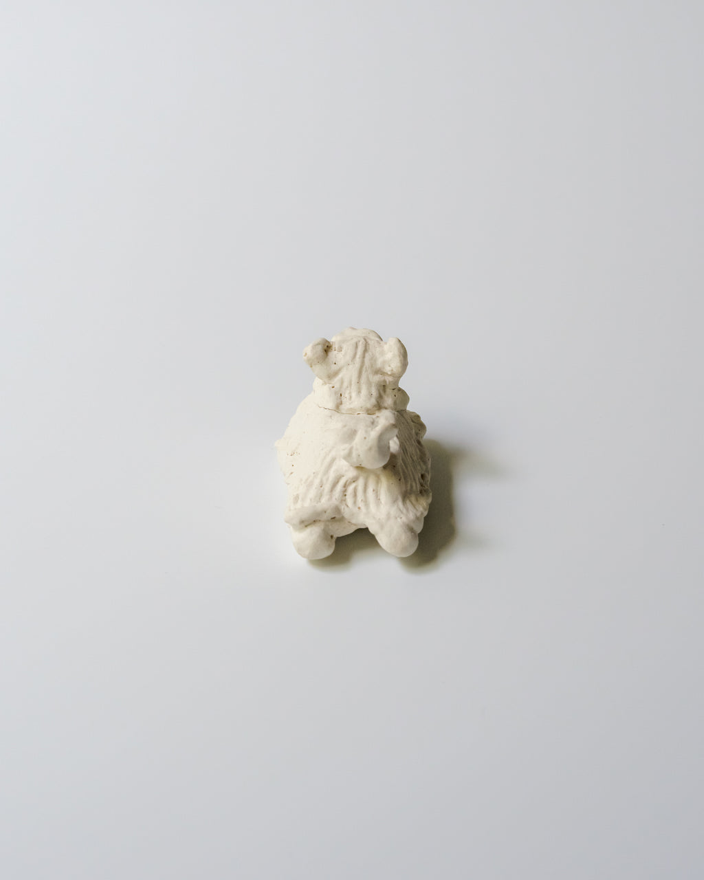 犬のオブジェ – H